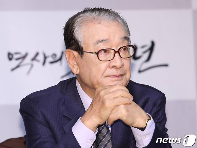 배우 이순재가 23일 오전 서울 베스트웨스턴프리미어 서울가든호텔에서 열린 EBS 역사 다큐멘터리 '역사의 빛, 청년', '설민석의 독도路' 기자 간담회에 참석해 취재진 질문을 듣고 있다.   /사진 = 뉴스 1