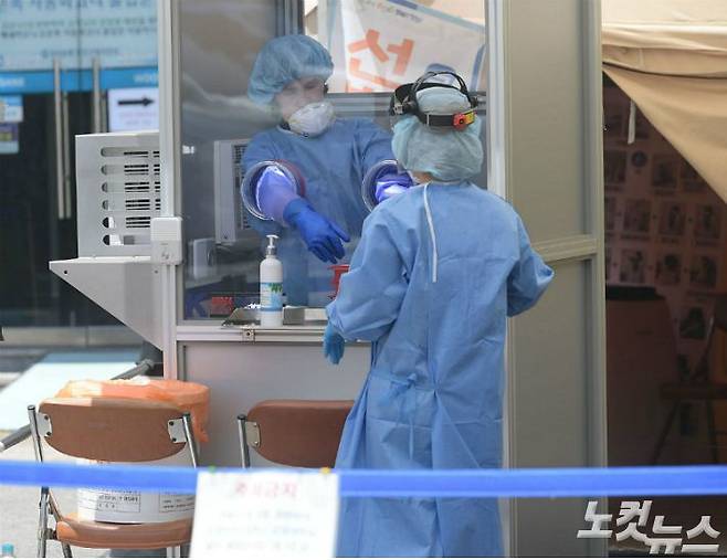 지난 6월 22일 서울 양천구 보건소 선별진료소를 찾은 시민들이 코로나19 검사를 받고 있다. 사진은 기사 내용과 무관합니다. (사진=이한형 기자/자료사진)