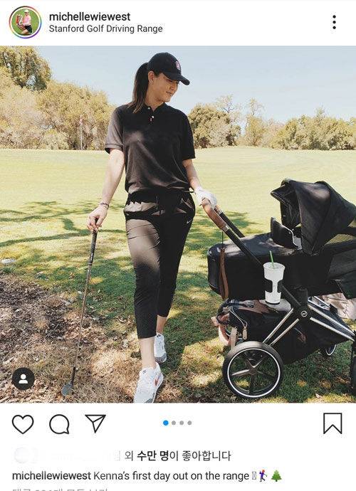 미셸 위 웨스트가 유모차 안의 딸을 바라보는 모습