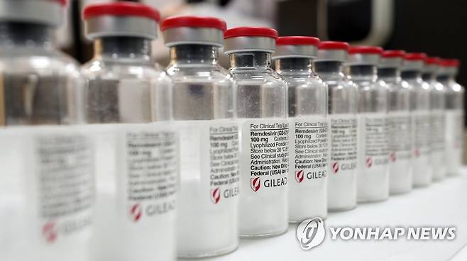 코로나19 치료제 특례수입 '렘데시비르' (서울=연합뉴스) 2020년 6월 3일 서울 종로구 서울대학교병원에서 관계자가 수입된 코로나19 치료제 '렘데시비르'를 공개하고 있다. 식품의약품안전처는 코로나19 치료제로 개발 중인 렘데시비르에 대한 특례수입을 결정했다고 3일 밝혔다. [연합뉴스 자료사진]