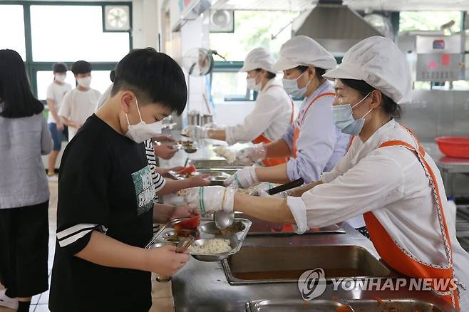 식당에서도 마스크는 필수 [연합뉴스 자료 사진]