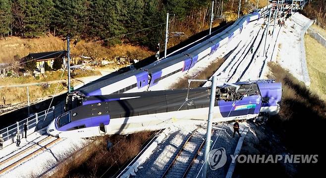 처참하게 꺾인 KTX 열차 [연합뉴스 자료사진]