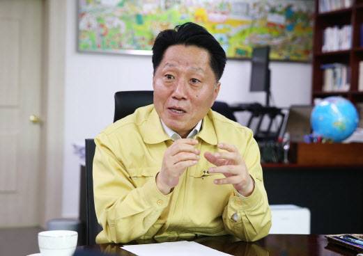 장덕천 부천시장이 1일 시청 집무실에서 인터뷰를 하며 시정계획을 설명하고 있다. (사진 = 부천시 제공)