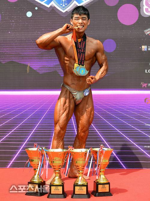 마선호가  ‘2020 피트니스스타 NFC in 수원’에서 4개의 그랑프리를 차지하고 기념촬영을 하고 있다. 이주상기자 rainbow@sportsseoul.com
