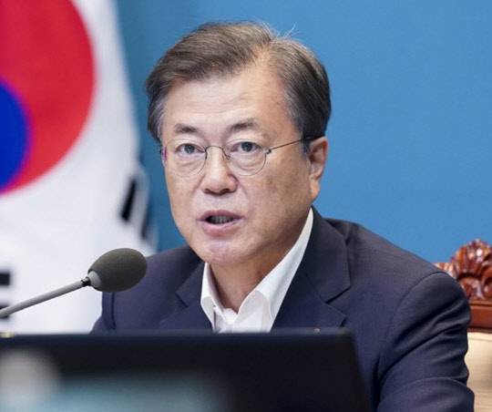 문재인(사진) 대통령이 2일 김현미 국토부 장관으로부터 주택 시장 현안을 긴급 보고받은 뒤 집값 안정을 위한 추가 규제를 주문했다.<연합뉴스>