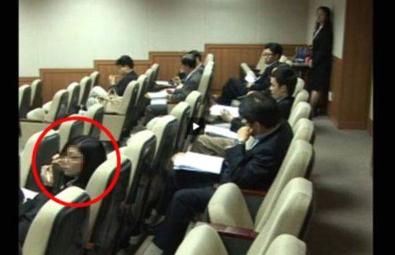 조국 전 법무부 장관의 딸 조민씨의 서울대 공익인권법센터 허위 인턴 의혹이 제기된 것과 관련, 정경심 동양대 교수 측이 지난해 조씨의 활동 내용이 담긴 동영상을 공개했다. 정 교수 측은 빨간 원에 있는 여학생이 당시 세미나에 참석한 조민이라 주장했다. 검찰은 사실이 아니란 입장이다. 연합뉴스