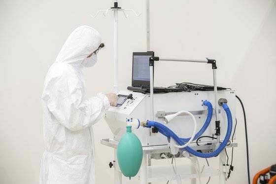 헝가리 부다페스트의 한 병원에서 의료진이 인공호흡기를 조작하고 있다. [EPA=연합뉴스]