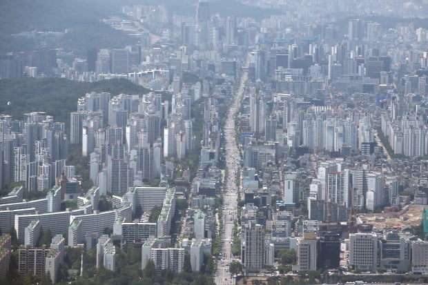 정부의 ‘6·17 부동산 대책’이 발표된 후 규제가 집중된 서울 강남 지역에선 아파트값 상승세가 다소 꺽였다. 강남구 대치동 일대 아파트 단지 모습. 연합뉴스