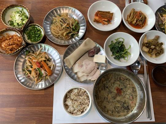 제주의 향토음식을 내는 제주시 식당 ‘낭푼밥상’의 본래 상차림. 제주의 잔치 음식을 재현한 메뉴다. 돼지고기와 순대, 두부가 놓인 가운데 접시가 제주의 잔치상에서 빠지지 않는 ‘괴기반’이다. 괴기반은 한 사람 몫의 고기 접시로 잔치에 참석한 모든 이에게 균등하게 배분됐던 공동체 음식이다.