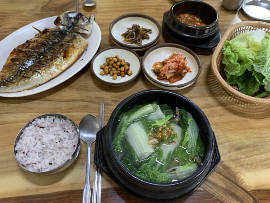 ‘앞뱅디 식당’의 제주 전통음식 멜국.