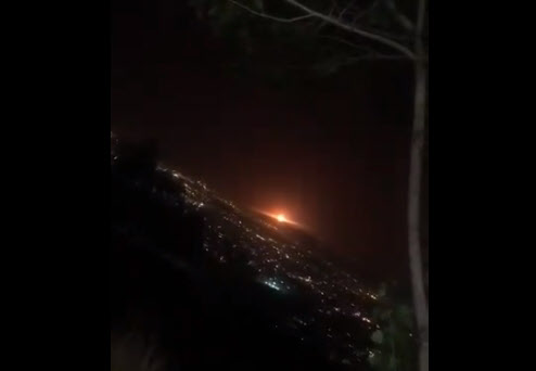 지난달 26일(현지 시각) 이란 북부 파르친 군기지 부근에서 가스탱크가 폭발한 모습이 수도 테헤란에서 포착된 모습. /트위터 캡처