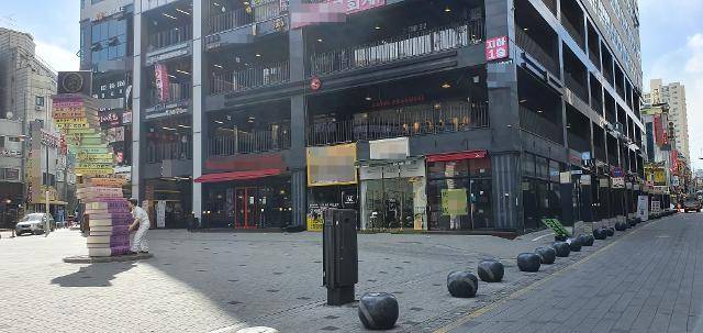 상상거리 광장에 세워진 조형물과 거리가 깔끔하게 정비돼 있다. 임명수 기자