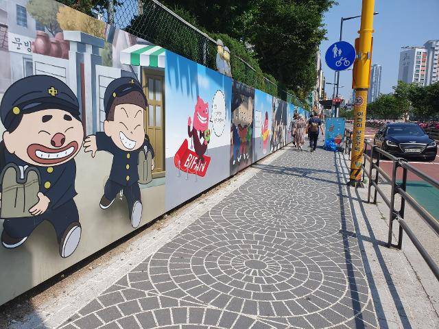 심곡천에 위치한 원미초등학교 외벽은 만화 도시를 표방하는 콘셉트에 맞게 만화캐릭터들이 그려져 있다. 임명수 기자