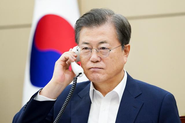 문재인 대통령이 3일 오전 청와대 여민관에서 알베르토 페르난데스 아르헨티나 대통령과 전화 통화하고 있다. 청와대 제공