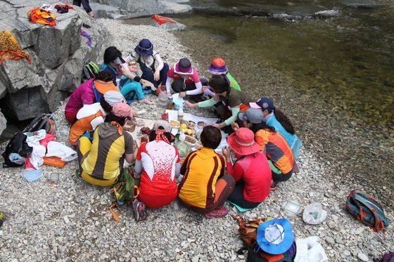 불과 몇 해 전만 해도 한국인의 등산복은 사진처럼 화려했다. 밀레니얼 세대는 이런 식의 진한 원색 등산복을 안 입는다. 최승표 기자
