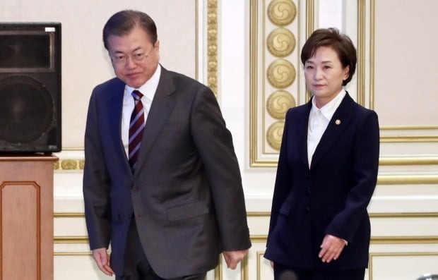 문재인 대통령이 김현미 국토교통부 장관에게 청년·신혼부부 주택 구입자의 부담을 완화시키라고 지시했다. 사진=연합뉴스