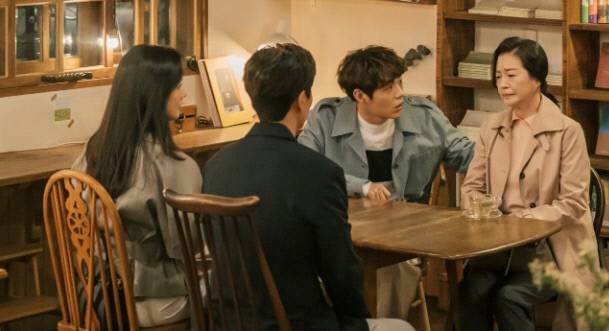 tvN 가족드라마 <(아는 건 별로 없지만) 가족입니다>는 진숙(원미경)의 ‘졸혼’ 선언을 통해 가족주의의 억압과 모순을 폭로한다. 가족에 대해 ‘아는 것이 별로 없다’고 말하지만, 실상은 ‘모른 척’하고 외면했던 문제들을 건드린다. 드라마 홈페이지 캡처