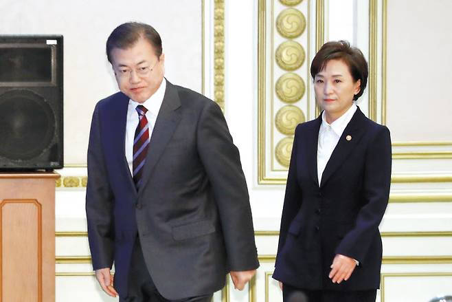 문재인 대통령은 지난 2일 오후 청와대에서 김현미 국토교통부 장관으로부터 주택시장 동향 및 대응 방안에 대해 긴급 보고를 받은 뒤 “다주택자 등 투기성 주택 보유자의 부담을 강화하라”고 지시했다. 사진은 지난 2월 27일 청와대에서 문 대통령과 김현미 국토부 장관이 업무보고에 입장하는 모습. [연합]
