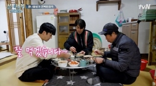 차승원(가운데)이 3일 방송된 tvN ‘삼시세끼 어촌편’에서 유해진(오른쪽)·손호준(왼쪽)과 식사하고 있다. tvN 캡처