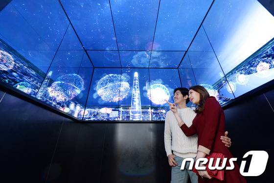 서울 잠실에 위치한 롯데월드타워의 전망대 전용 엘리베이터 '스카이셔틀'(Sky Shuttle)'내부에 설치된 LG전자 55인치 올레드 사이니지 월. (LG전자 제공)2017.3.5/뉴스1