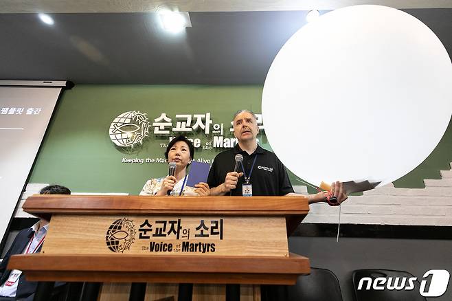 에릭 폴리 순교자의 소리 목사(오른쪽)와 폴리현숙 대표가 24일 오전 서울 성북구 순교자의 소리에서 이재명 경기도지사가 지난 22일 대북전단 살포단체에 대해 경찰에 수사의뢰를 한 사안에 대해 입장발표 기자회견을 하고 있다. 이들은 이날 기자회견을 통해 한국 순교자의 소리는 '지난 15년 동안 다른 단체와 달리 풍선에 정치적 메시지가 담긴 전단을 보낸 적이 없으며, 오로지 북한 정부가 직접 출판한 성경 번역본만을 보냈다'고 밝히고, 성경을 담은 풍선을 북한에 보내는 것을 범죄행위로 규정한 정부와 수사를 의뢰한 이재명 경기도지사를 규탄했다. 한편 이재명 경기도지사는 지난 22일 대북전단 살포와 관련해 사기자금유용 등의 혐의로 자유북한운동연합(대표 박상학), 순교자의 소리(대표 폴리현숙), 큰샘(대표 박정오), 북한돕기직접돕기운동 대북풍선단(대표 이민복) 단체를 경찰에 수사의뢰했다. 2020.6.24/뉴스1 © News1 이승배 기자