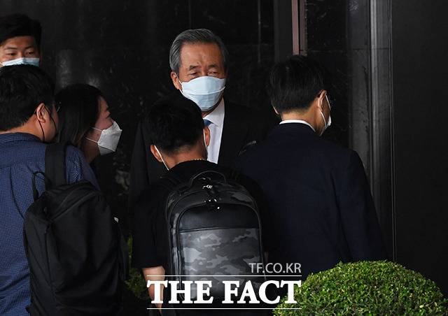 정몽준 아산재단 이사장(가운데)이 4일 오후 서울 종로구 새문안로 포시즌스 호텔에서 열린 장남 정기선 현대중공업지주 경영지원실장 부사장의 결혼식에 참석하고 있다. / 배정한 기자