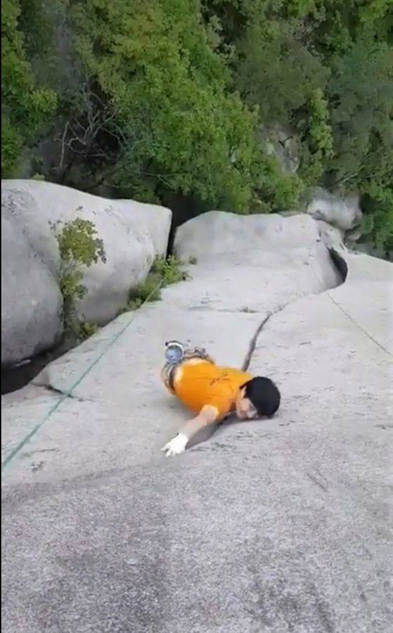 북한산 코끼리 크랙을 프리솔로로 오르는 신성훈씨. [ 신성훈 유튜브 캡처]