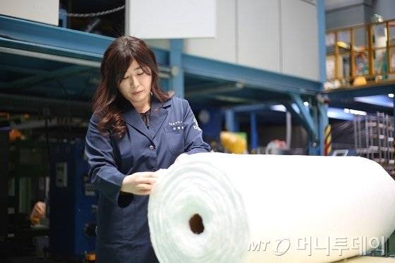 김태희 한국생산기술연구원 산업융합섬유그룹 선임연구원이 MB필터 원단을 검사하고 있다/사진=과학기술정보통신부