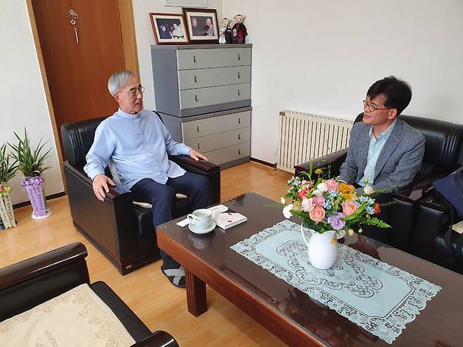 강우일 주교와의 인터뷰는 6월 30일 제주교구장 집무실에서 있었다. 그의 글만큼이나 말에도 거의 수식어가 없었다.