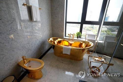 변기와 욕조를 금으로 입힌 하노이시의 한 호텔 [로이터=연합뉴스]