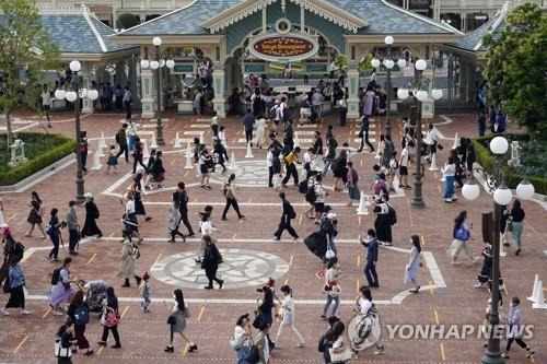 코로나19 재확산 우려 속에 지난 1일 문을 연 도쿄 디즈니랜드. [EPA=연합뉴스 자료사진]