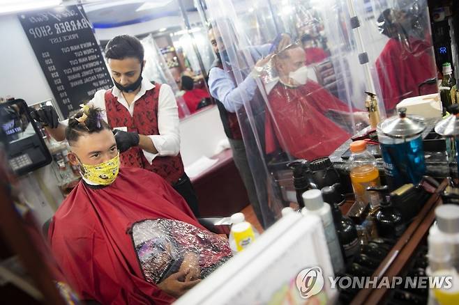 마스크 쓰고 머리깎는 뉴욕 이발사와 고객들 [AP=연합뉴스]