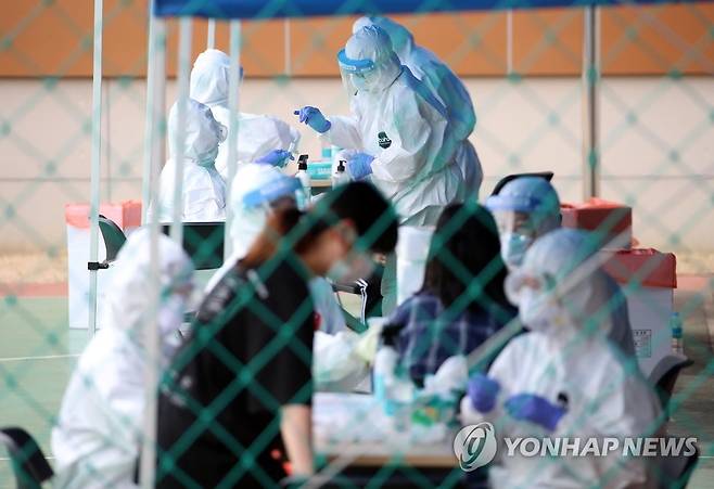 분주한 임시 선별진료소 [연합뉴스 자료 사진]
