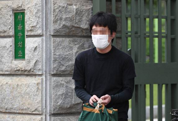 세계 최대 아동 성 착취물 사이트 ‘웰컴 투 비디오’ 운영자인 손정우 씨가 6일 오후 법원의 미국 송환 불허 결정으로 석방되어 경기도 의왕 서울구치소를 나서고 있다.(사진=연합뉴스)