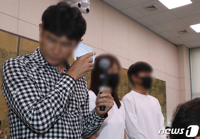 6일 서울 여의도 국회에서 열린 고 최숙현 선수 사망 관련 문화체육관광위원회 전체회의에서 참석한 경주시청 트라이애슬론 직장 운동부 감독 A씨(왼쪽부터), 코치 B씨, 선수 C 씨가 의원 질의에 답하고 있다. 2020.7.6/뉴스1 © News1 박세연 기자