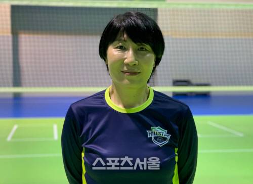 이도희 현대건설 감독이 지난 2일 본지와 만나 인터뷰한 후 사진촬영에 임하고 있다.용인 | 정다워기자