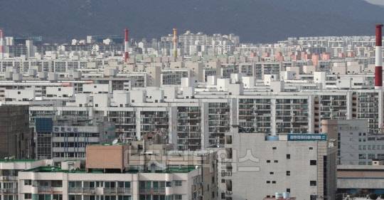 지난해 상반기와 비교해 서울 25개구 중 집값이 잡힌 곳은 한 곳도 없는 것으로 나타났다. 사진은 올해 상반기 서울에서 아파트 값 변동률이 큰 폭으로 오른 노원구 일대 아파트 단지들의 모습. 



연합뉴스