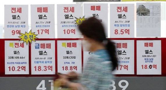 6일 서울 송파구의 부동산 중개사무소에 아파트 매물이 붙어 있다.