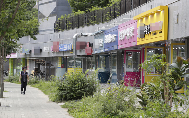 경기 김포 운양역 근처에 위치한 반도유보라2차아파트 앞 부동산 골목이 한산한 모습을 보이고 있다. 김포/김혜윤 기자 unique@hani.co.kr