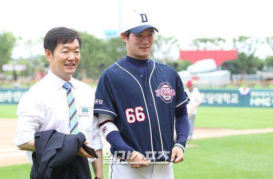 지난 2014년 퓨처스리그 올스타전 행사에서 포즈를 취하고 있는 이순철 해설위원과 두산 시절 이성곤. IS포토