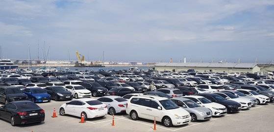 황금연휴였던 지난 5월 3일 강원 강릉시 안목해변 주차장이 행락 차량으로 가득 차 있다. 연합뉴스