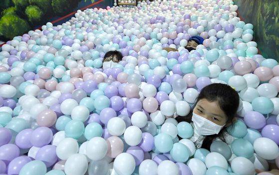 알록달록 공이 가득한 볼풀장. 미션 동전 등 소지품을 잃어버릴 수 있으니 주의해야 한다.