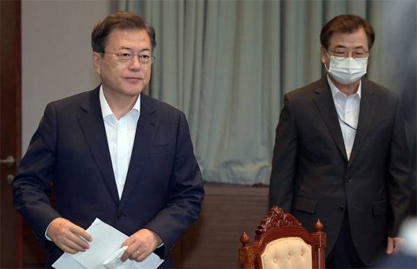 문재인 대통령이 6일 오후 청와대에서 열린 수석보좌관회의에 참석하기 위해 회의실로 입장하고 있다. 오른쪽은 서훈 신임 청와대 국가안보실장. [이충우 기자]
