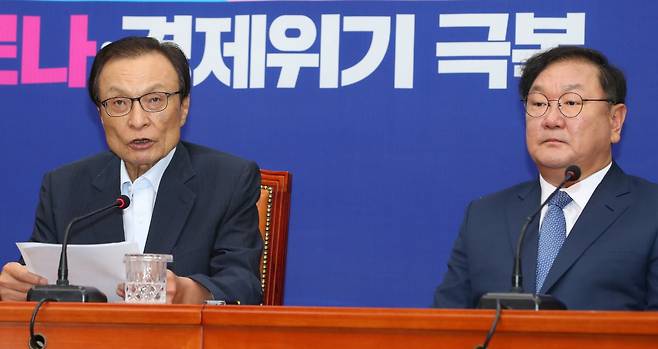 이해찬(왼쪽) 더불어민주당 대표와 김태년 원내대표가 6일 서울 여의도 국회에서 열린 당 최고위원회의에 참석해 다주택자 압박을 위한 ‘핀센 규제’ 입법을 예고했다. /사진=뉴시스 장세영 기자