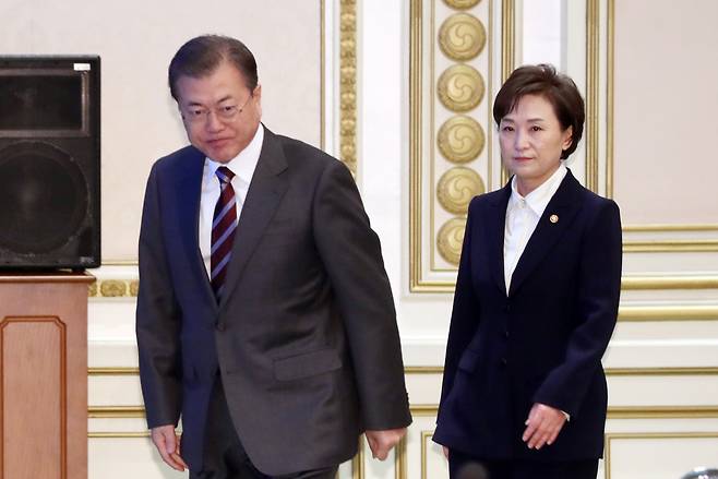문재인 대통령이 김현미 국토교통부 장관에게 "주택공급 확대 방안을 마련하라"고 지시한 후 수도권 미니신도시 규모 택지지구 개발 계획이 발표될 것이란 전망이 나오고 있다. 사진은 지난 2월 27일 청와대에서 문 대통령과 김현미 국토부 장관이 업무보고에 입장하는 모습. [연합뉴스]