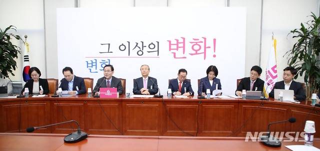 [서울=뉴시스]김선웅 기자 = 주호영 미래통합당 원내대표가 6일 오전 서울 여의도 국회에서 열린 당 비상대책위원회의에서 발언하고 있다. 2020.07.06. mangusts@newsis.com