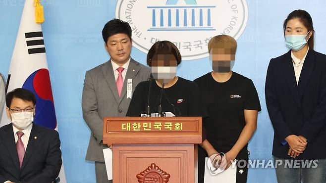 고 최숙현 선수 사망사건 추가 피해자 기자회견 (서울=연합뉴스) 하사헌 기자 = 고 최숙현 선수의 동료 선수들과 이용 의원 등 미래통합당 의원들이 7일 오전 서울 여의도 국회 소통관에서 고 최숙현 선수 사망사건과 관련해 피해실태를 밝히는 기자회견을 하고 있다. 2020.7.6 toadboy@yna.co.kr