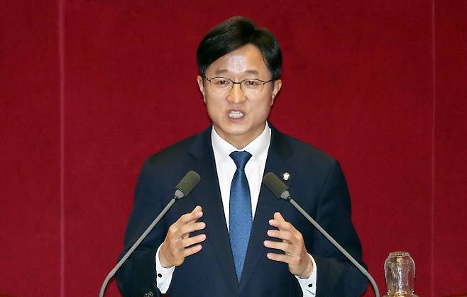 강병원 더불어민주당 의원이 지난해 12월25일 오후 서울 여의도 국회에서 열린 제372회 국회 (임시회) 본회의에서 공직선거법 일부개정법률안에 대한 무제한 토론(필리버스터)을 하고 있다. (사진=뉴시스)