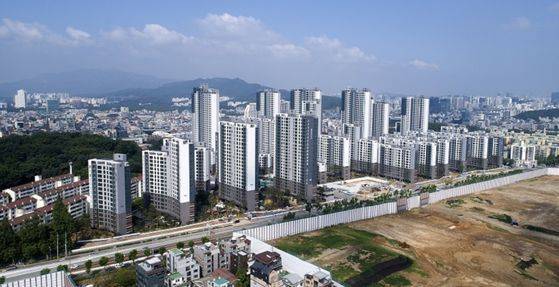 서울 강남구 개포동에 9월 입주 예정인 2000여가구의 래미안강남포레스트. 새 아파트 입주가 쏟아지지만 시장으로 나오는 매물이 드물다. [중앙포토]