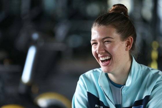 외국인 최장신 GS칼텍스 메레타 러츠. 206cm의 큰 키로 상대 공격을 막아내 이소영 등 공격수들의 공격이 살아나 팀의 큰 활력소 역할을 해 낸다. 오종택 기자